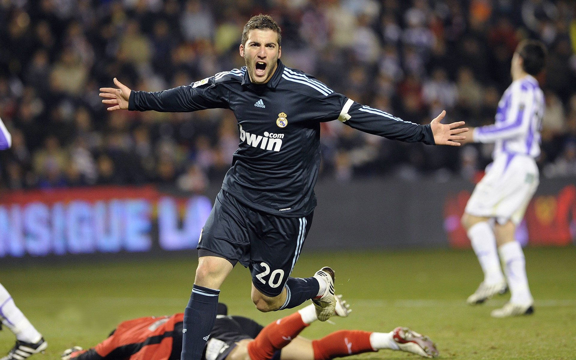 “明星投手再创奇迹，完美无失分助力球队升至榜首”