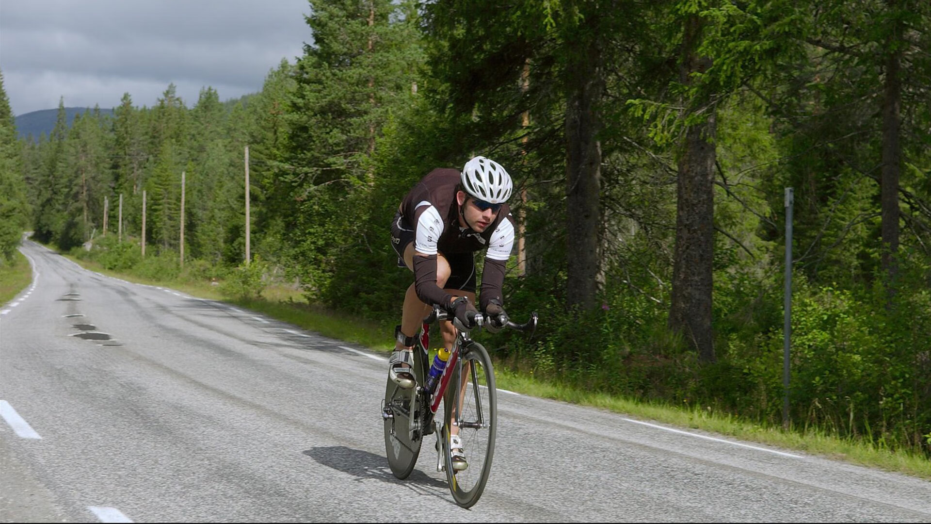 “荣耀瞬间：冠军车手的感人时刻”，荣耀夺冠