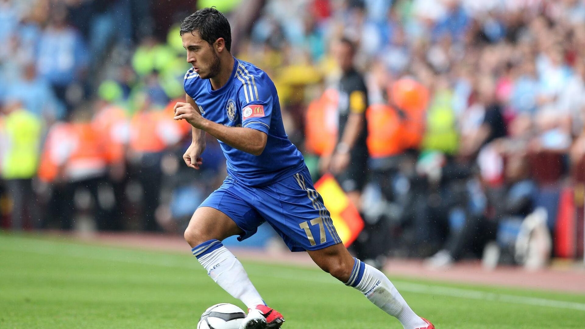 ayx体育全站-精彩抢断:防守战中的高光时刻,抢断是进攻还是防守